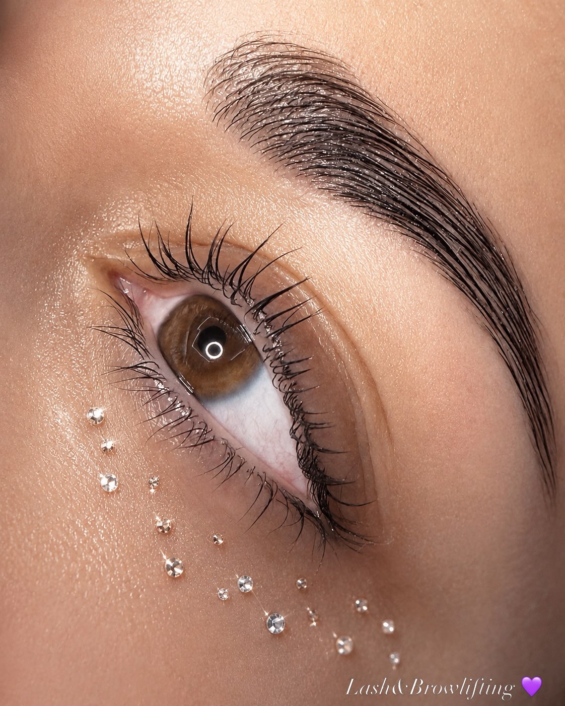 Nahaufnahme eines Auges nach Lash- und Browlifting